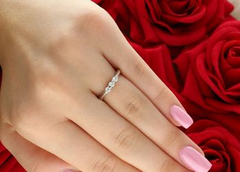 Elegancki pierścionek z białego złota próby 585, ozdobiony trzema brylantami o łącznej masie 0,20 ct, czystości P i barwie H. Idealny na prezent i wyjątkowe okazje.2.jpg